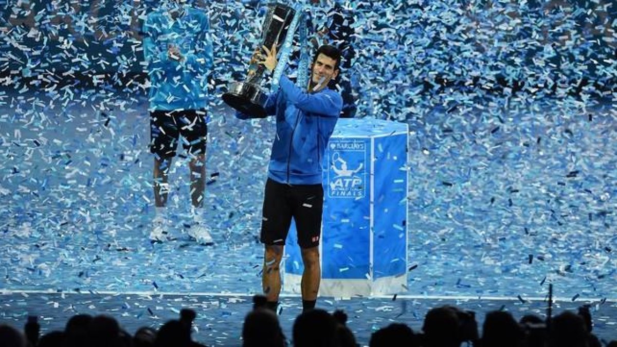 Djokovic recibe el trofeo de maestros rodeado de confeti.-REUTERS / TONY O'BRIEN LIVEPIC