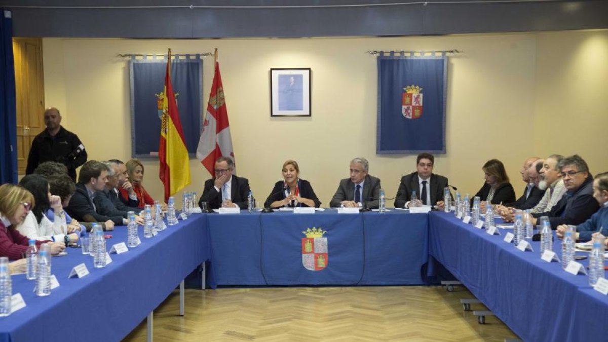 La vicepresidenta de la Junta de Castilla y León y consejera de Empleo, Rosa Valdeón, y el equipo directivo de su departamento celebran consejo de dirección abierto a la sociedad civil y los los medios de comunicación.-ICAL