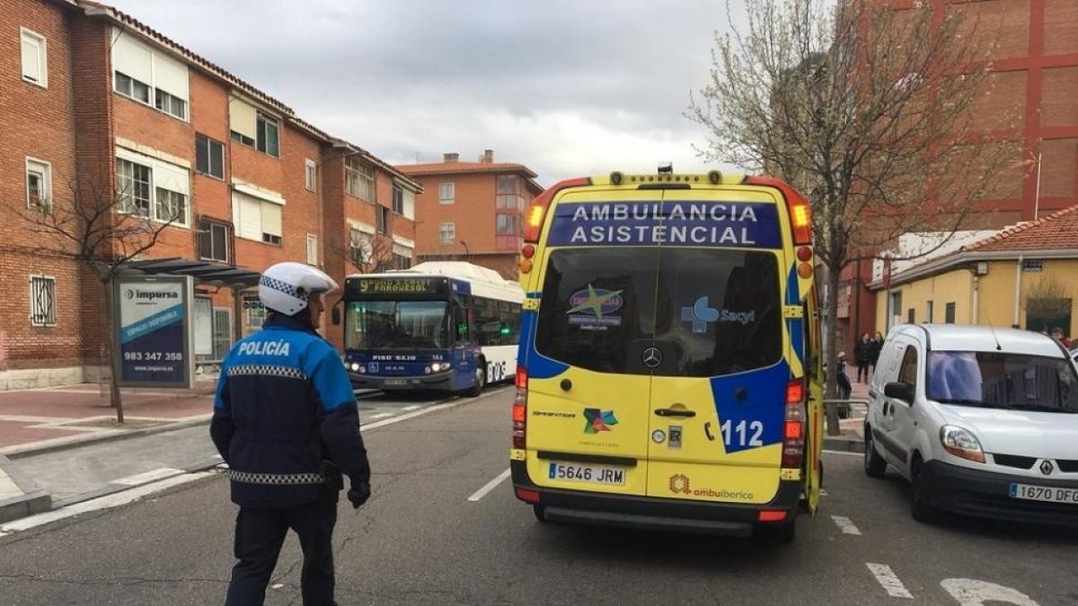 La ambulancia desplazada al lugar de la reanimación.-EL MUNDO
