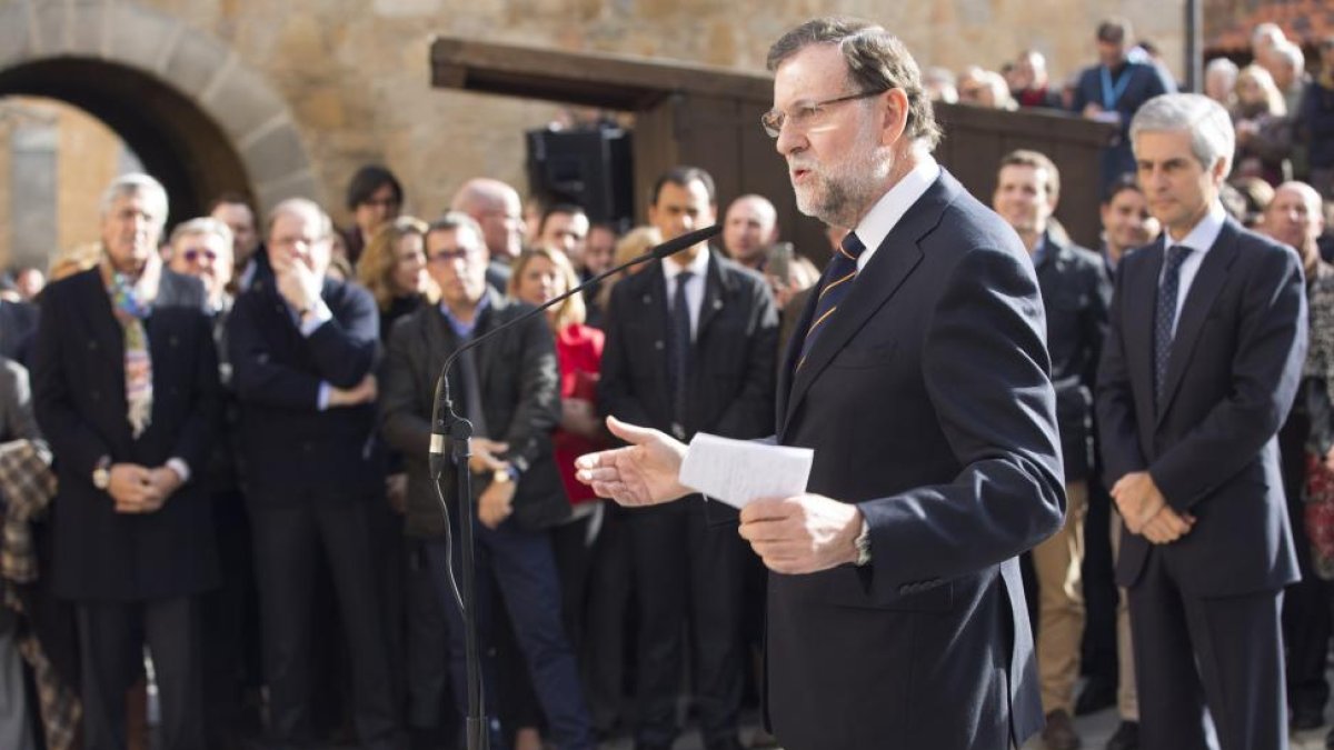El candidato del PP a la Presidencia del Gobierno, Mariano Rajoy, y el presidente del PP de Castilla y León, Juan Vicente Herrera, participan en un acto de la campaña electoral en Ávila con la intervención del hijo del expresidente Adolfo Suárez.-ICAL