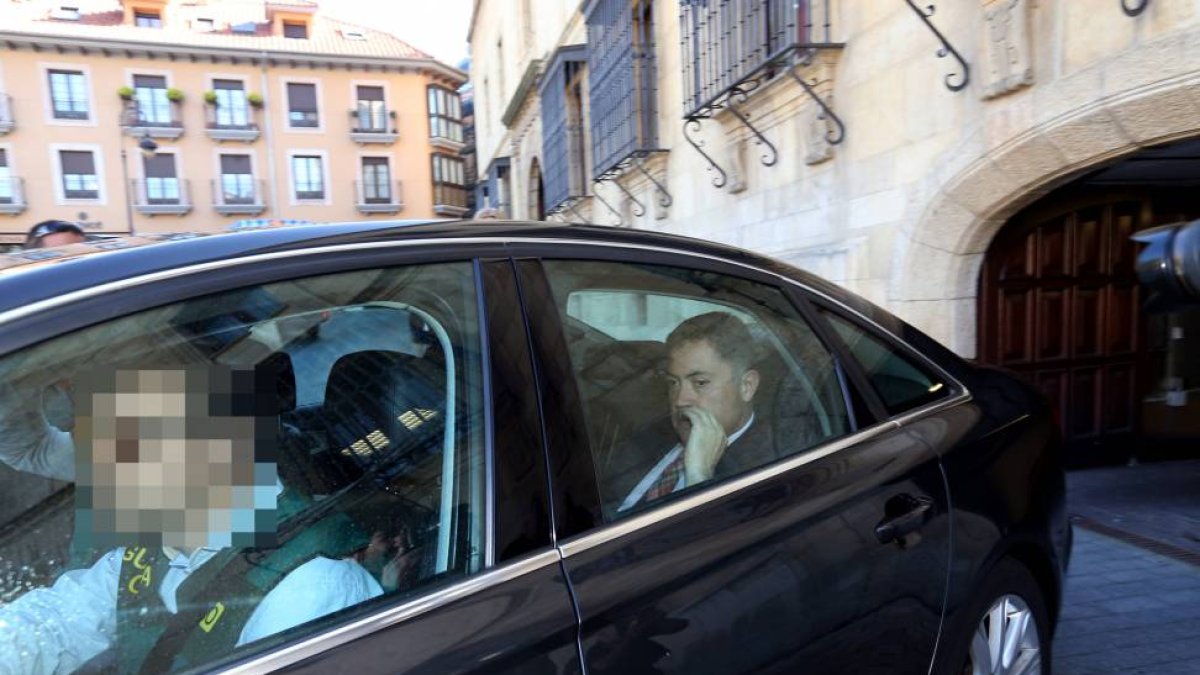 El presidente de la Diputación de León, Marcos Martínez, en el asiento de atrás en el momento de ser detenido y llevado a las depedencias policiales-Ramiro