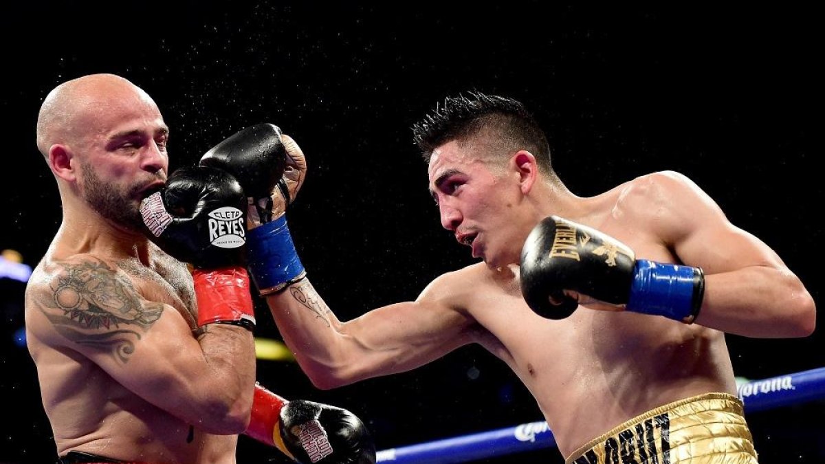 Kiko Martínez se defiende ante un envite de Leo Santa Cruz.-E. M.