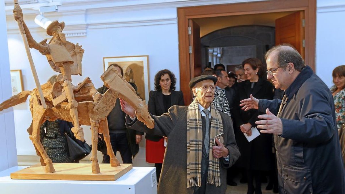 Venancio Blanco y Juan Vicente Herrera comentan una de las obras de la exposición.-J. M. LOSTAU