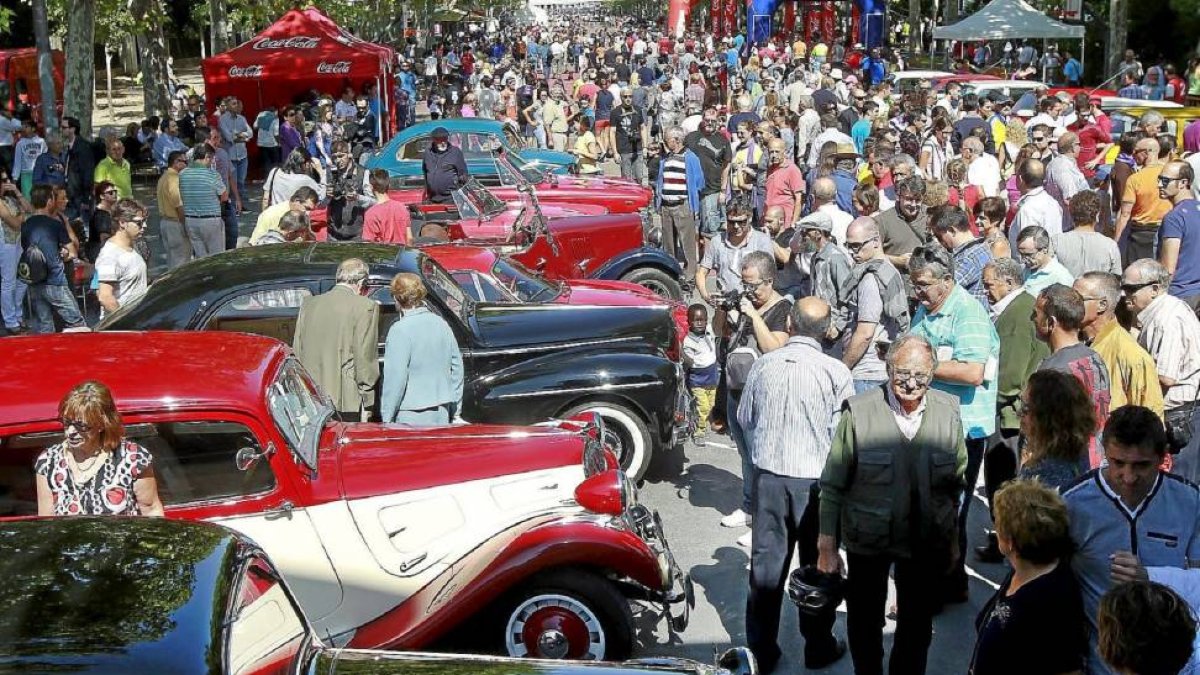 Cientos de personas visitan la exposición de coches antiguos en la Acera de Recoletos.-J. M. Lostau