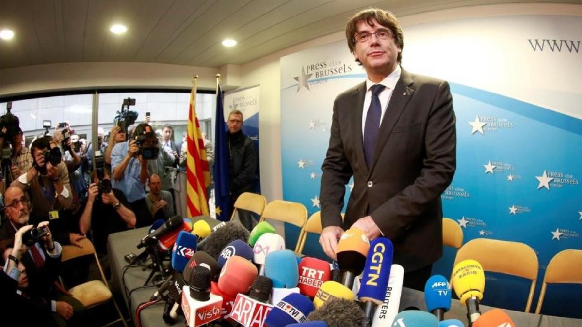 Puigdemont, este martes, antes de la rueda de prensa que ha ofrecido en Bruselas.-/ OLIVIER HOSLET (EFE)