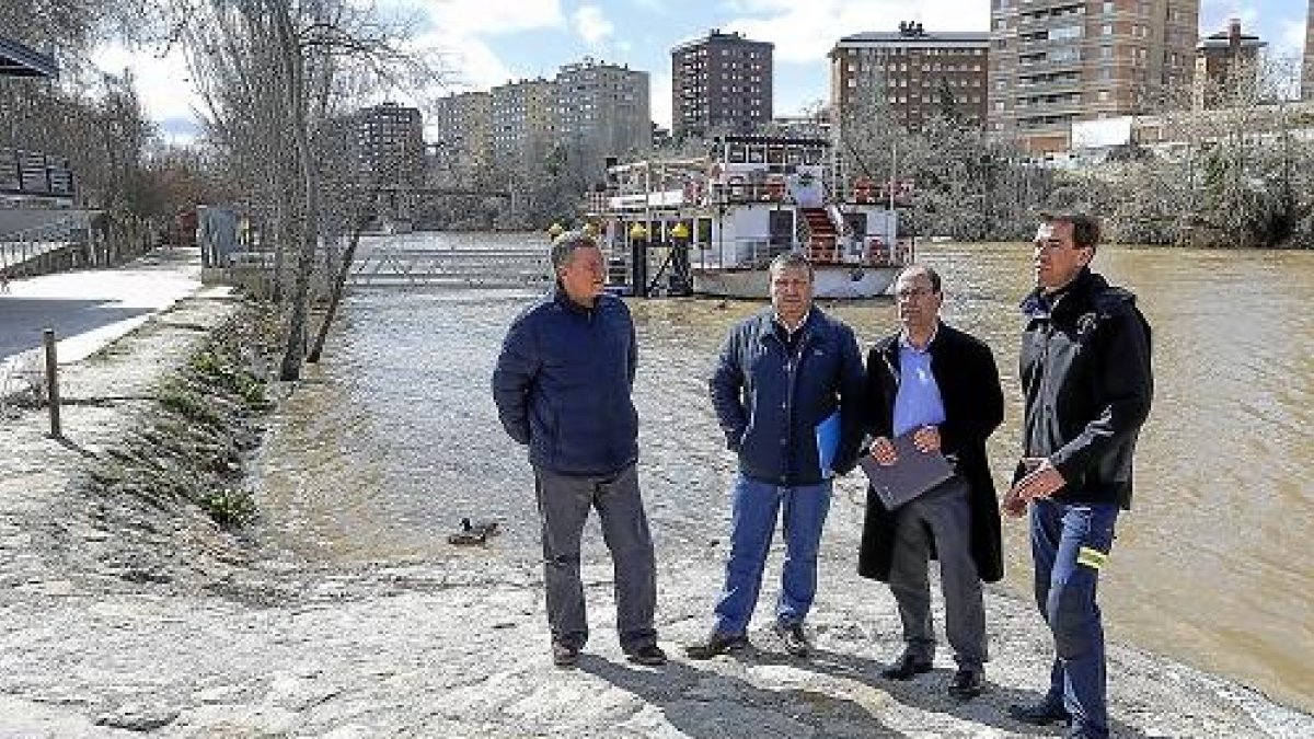 Luis Ángel Largo, de Amigos del Pisuerga, el arquitecto Luis Álvarez, Vélez y Reinoso en Las Moreras.-J.M. LOSTAU
