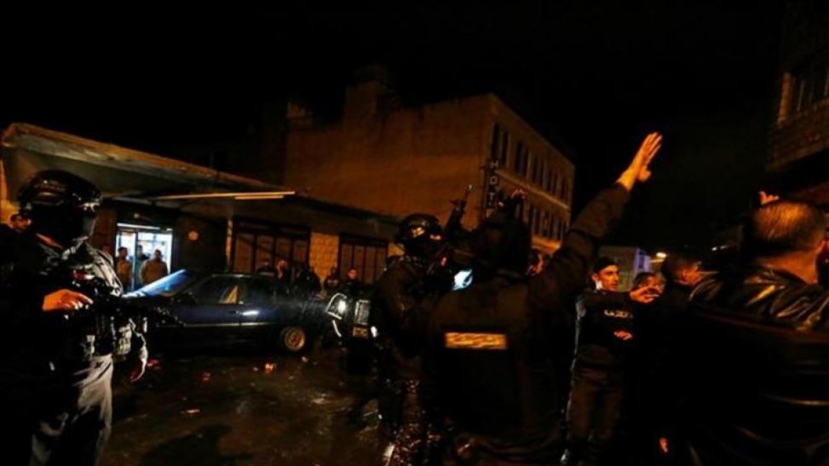Fuerzas especiales de la policía jordana custodian el castillo de Karak donde se ha atrincherado un grupo de hombres armados.-REUTERS / MUHAMMAD HAMED