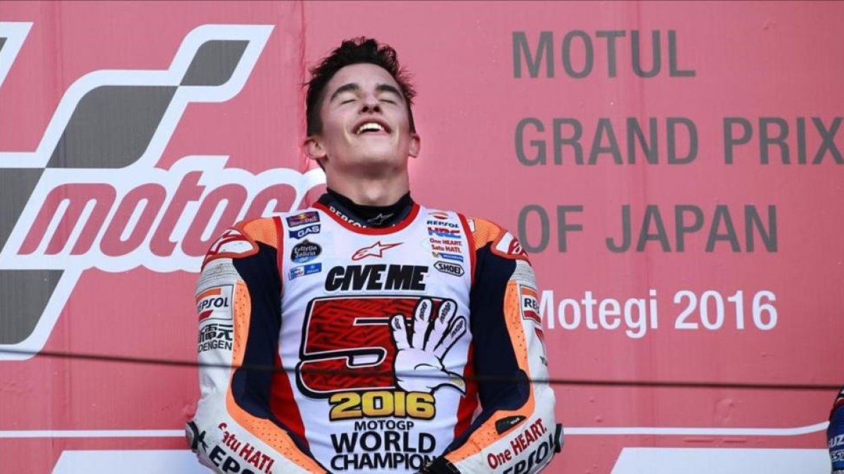 Marc Márquez, extasiado en el podio, tras conquistar su tercer Mundial de Moto GP.-SHIZUO KAMBAYASHI