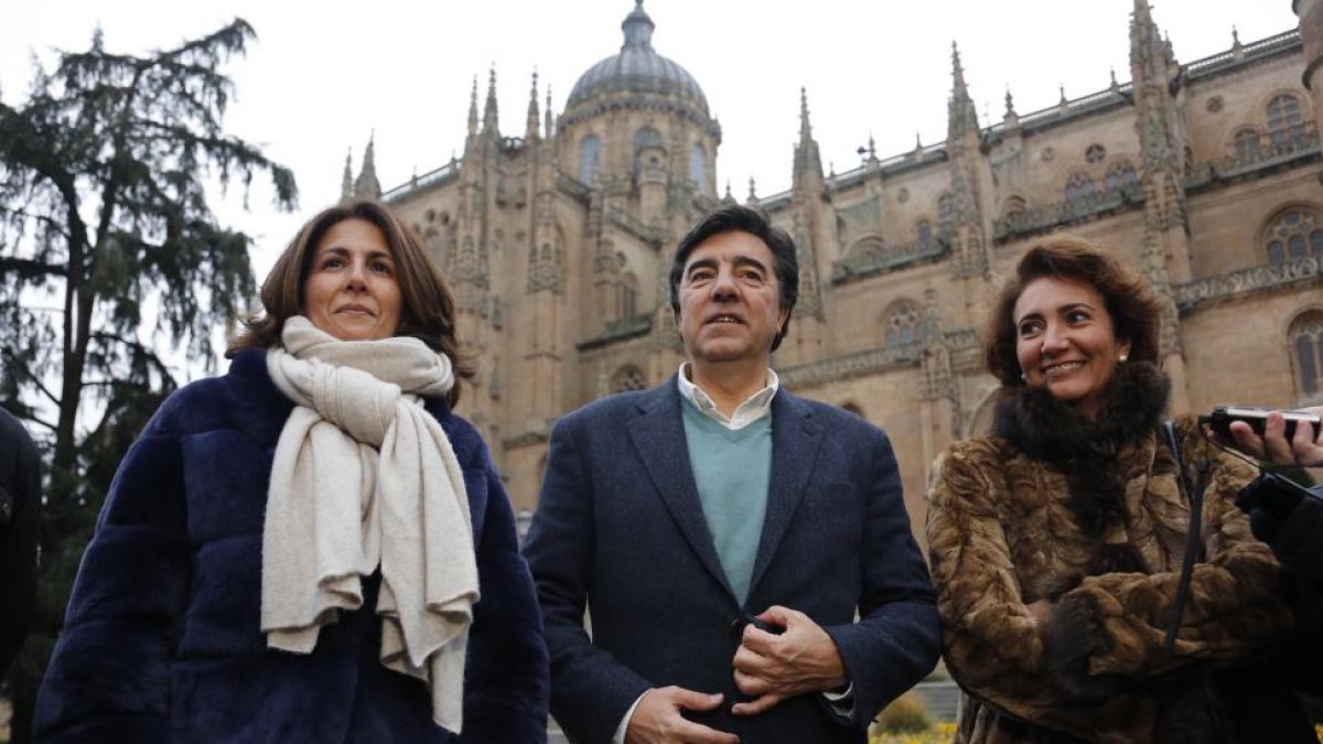 La secretaria de Estado de Turismo, Mª Isabel Borrego; la consejera de Cultura y Turismo de la Junta, Mª Josefa García Cirac, y el candidato número uno al Congreso José Antonio Bermúdez de Castro atienden a los medios de comunicación en la plaza de Anaya.-ICAL