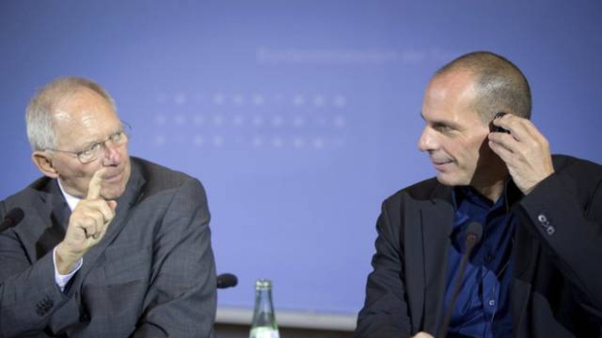 El ministro de Finanzas griego, Yanis Varoufakis (derecha), y su homólogo alemán, Wolfgang Schäuble.-Foto: MICHAEL KAPPELER / EFE