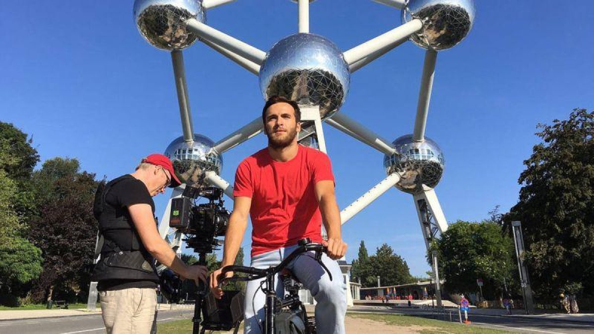 Ricardo Gómez (Carlitos Alcántara), en el espot promocional de la 18ª temporada de la serie de TVE-1 'Cuéntame cómo pasó'.-EL PERIÓDICO
