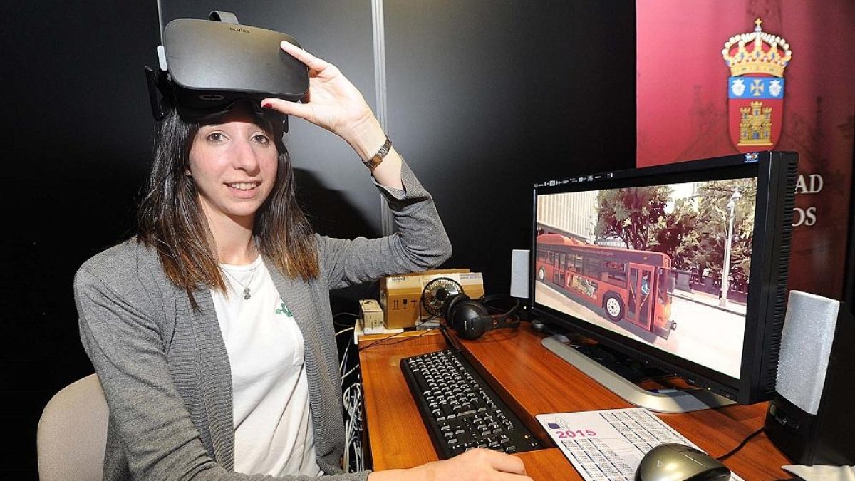 La estudiante de la Universidad de Burgos Lydia Ramón, junto al videojuego que ha diseñado.-ISRAEL L. MURILLO