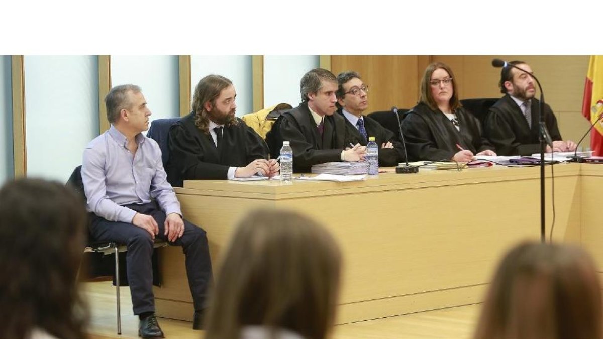 El acusado, a la izquierda, durante el juicio celebrado ayer.-R. G. OCHOA