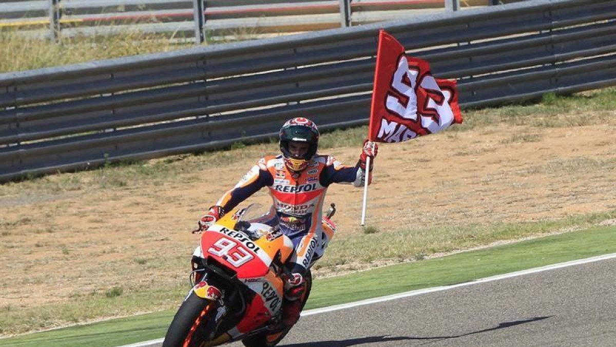 El piloto español Marc Márquez (Repsol Honda) celebra su victoria en el Gran Premio de Aragón de MotoGP disputado hoy en el circuito Motorland de Alcañiz.-EFE