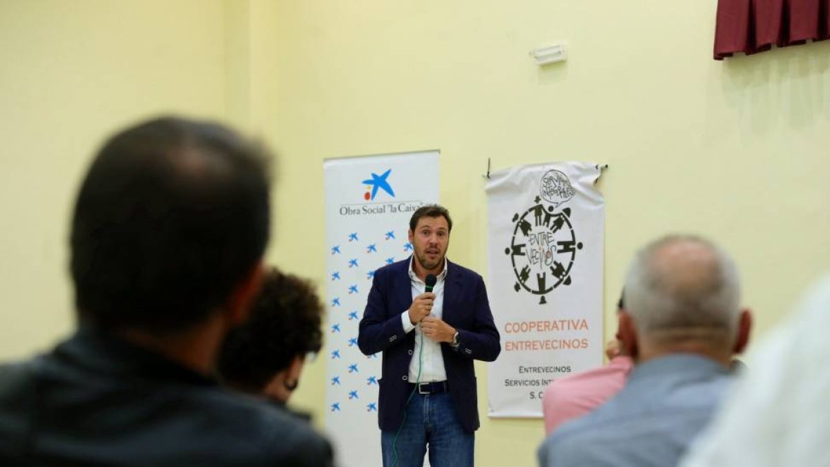 El alcalde de Valladolid, Óscar Puente, asiste a la presentación de la Cooperativa Entrevecinos Servicios Integrales.-ICAL