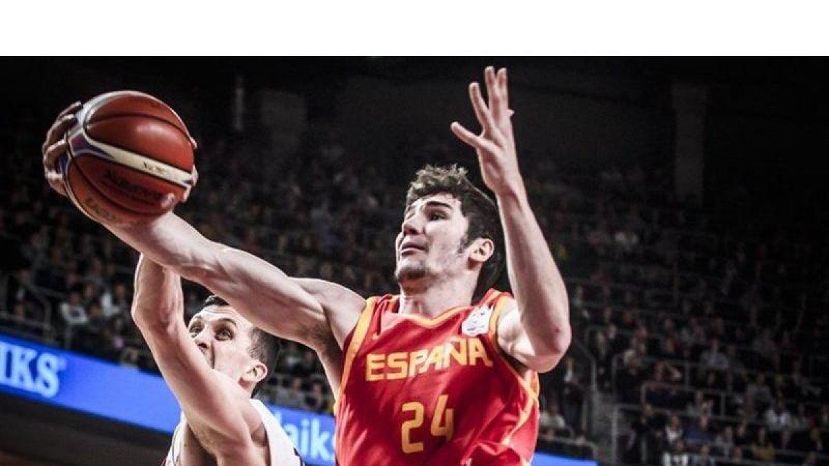 Brizuela atrapa un rebote en Riga.-BALONCESTOESP