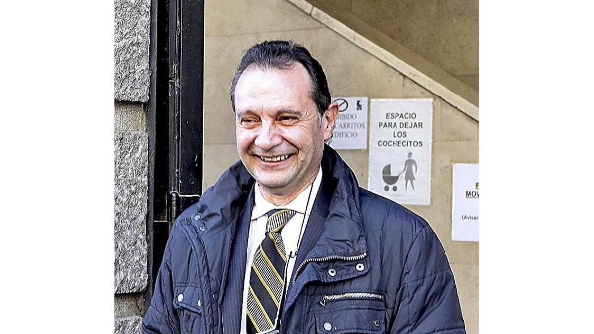 Pedro Arahuetes, a la salida de la Audiencia.-ICAL