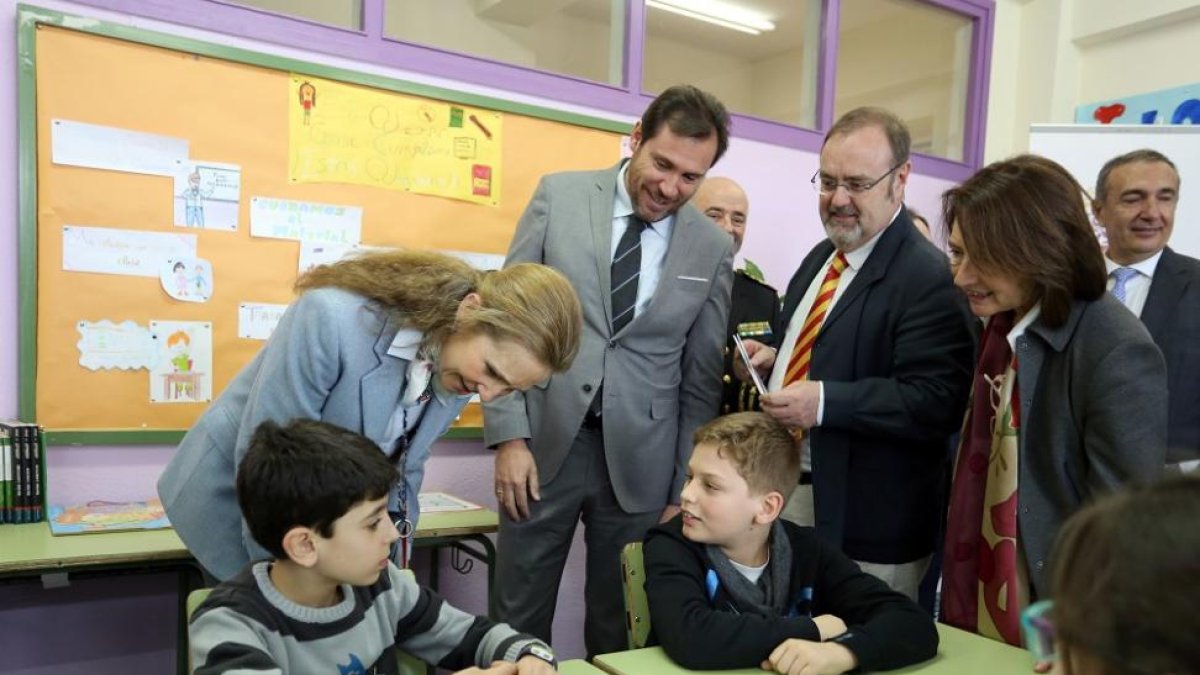 La infanta Elena charla con unos estudiantes durante la presentación del programa educativo ‘Talleres ControlaTIC’ de la de Fundación Mapfre. Junto a ella, el consejero de Educación, Fernando Rey, y el alcalde de Valladolid, Óscar Puente-ICAL