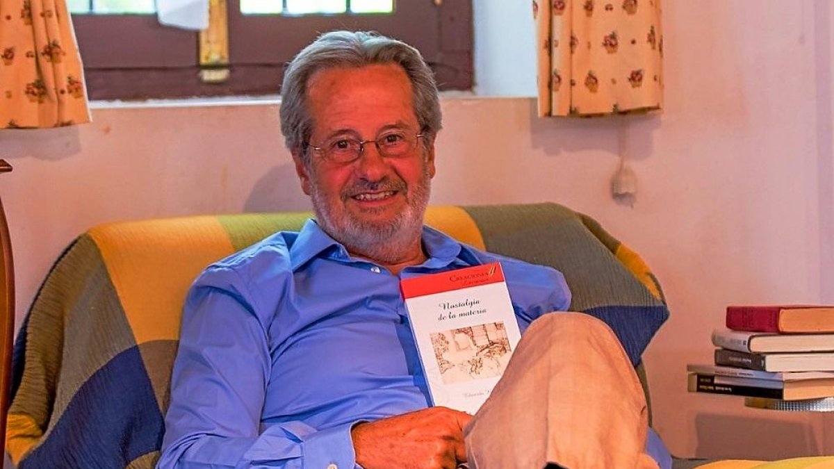 El escritor y periodista argentino EduardoKeudell posa con ‘Nostalgia de la materia’ con el que vuelve a publicar después de dieciocho años.-HÉCTOR KEUDELL