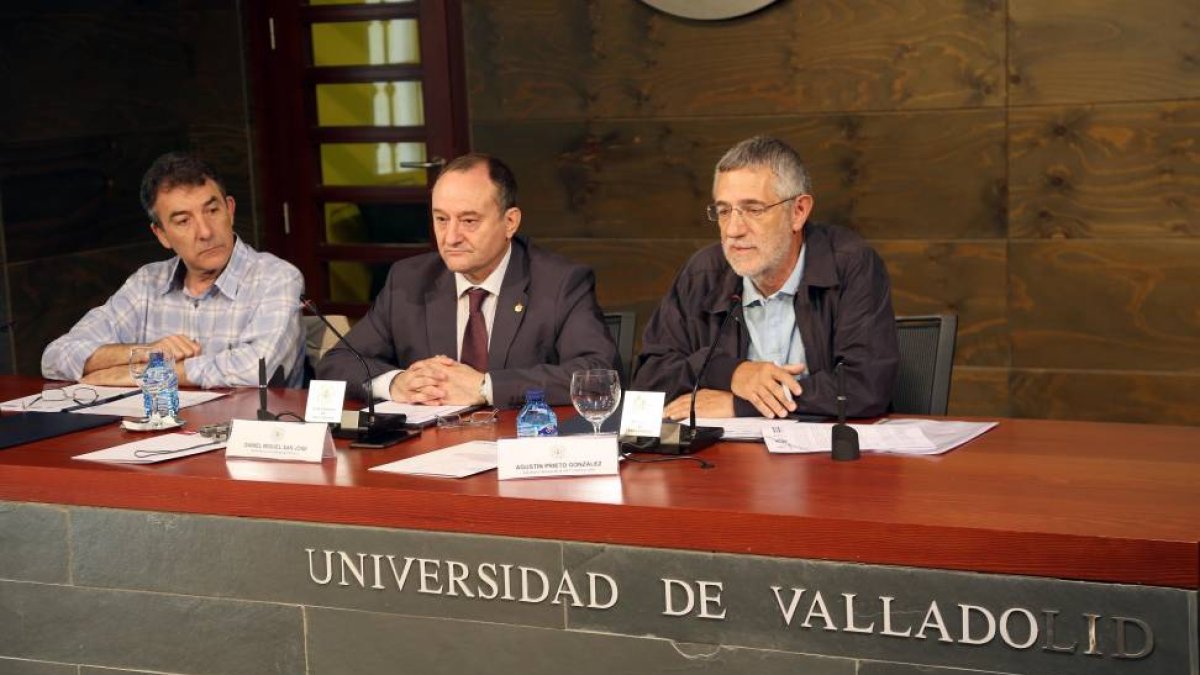 El rector de la Universidad de Valladolid, Daniel Miguel, y los secretarios autonómicos de UGT y CCOO, Agustín Prieto y Ángel Hernández, firman la creación de la Cátedra de Sindicalismo y Diálogo Social-ICAL