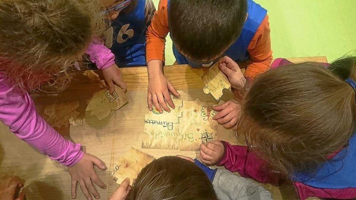 Los niños juegan en uno de los talleres de la ludoteca .-EUROPA PRESS