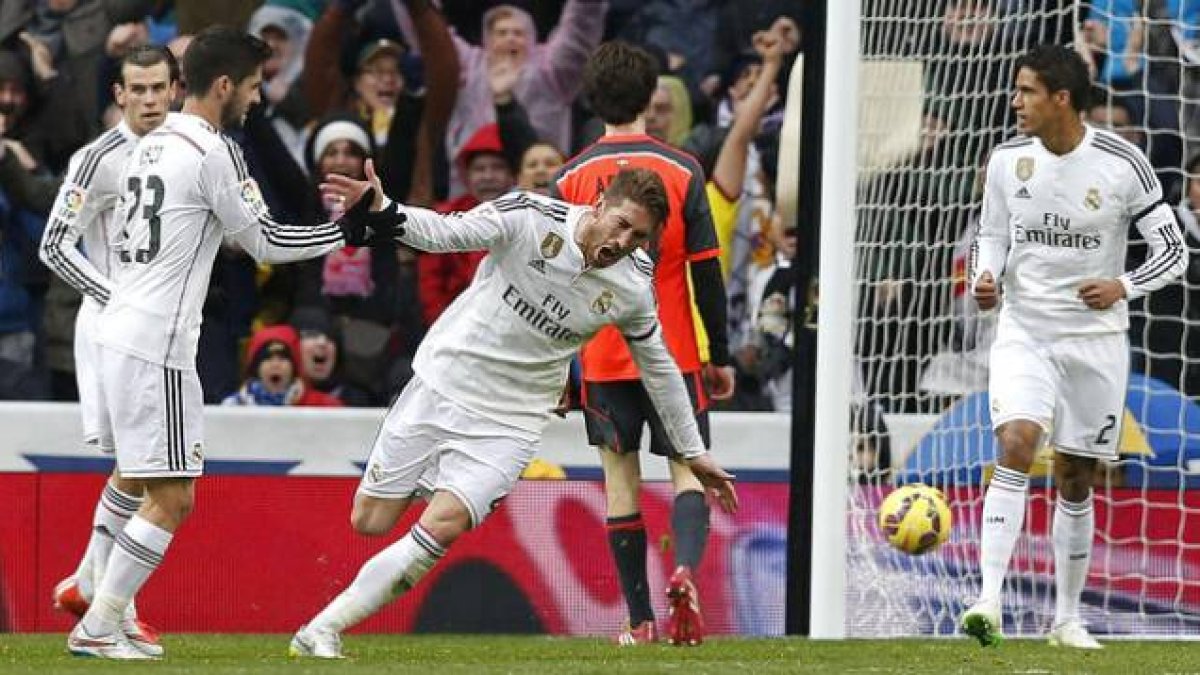 Sergio Ramos corre eufórico tras marcar el segundo gol del Madrid ante la Real en el Santiago Bernabéu.-Foto: EFE / JUAN CARLOS HIDALGO