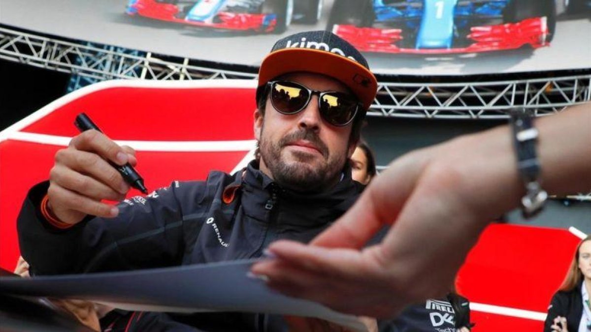 Fernando Alonso firmó decenas de autógrafos hoy en Sochi.-EFE / YURI KOCHETKOV