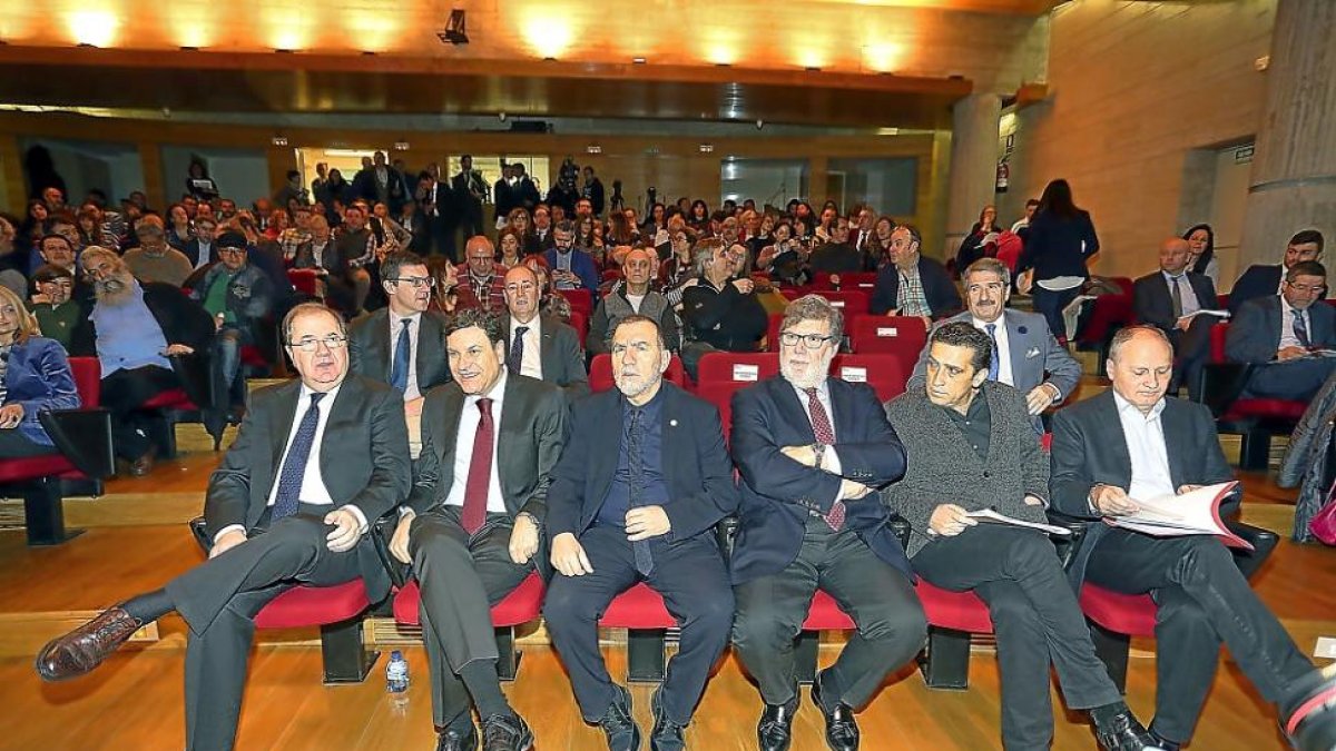 Juan Vicente Herrera, Carlos Fernández Carriedo, Joaquín Nieto, Santiago Aparicio, Vicente Andrés y Faustino Temprano , durnate la inauguración de la jornada.-ICAL