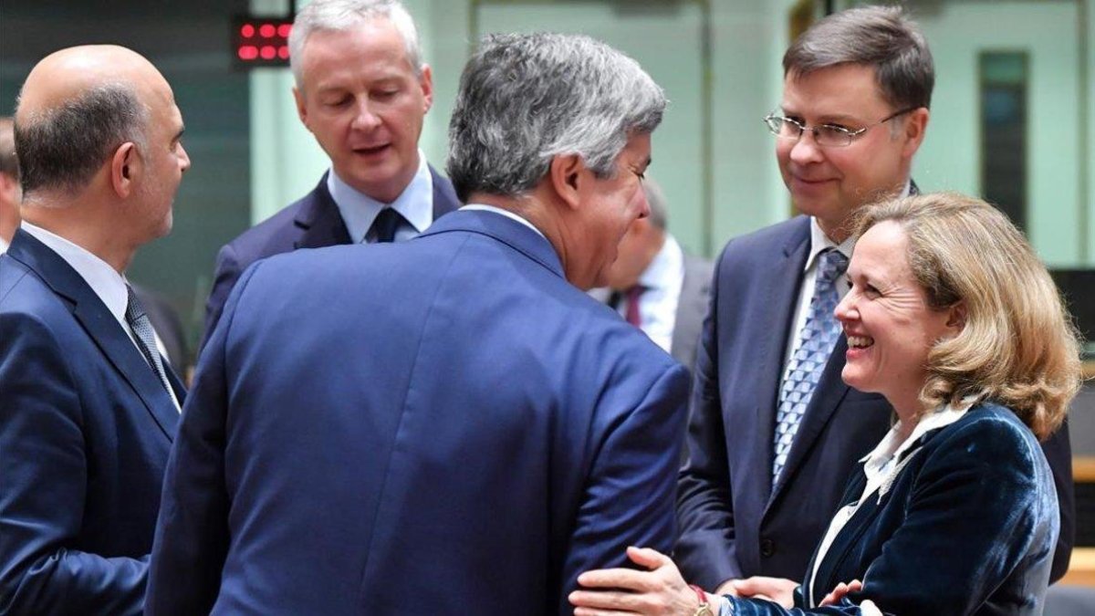 La ministra Nadia Calviño con varios de sus homólogos en el Eurogrupo-EMMANUEL DUNAND