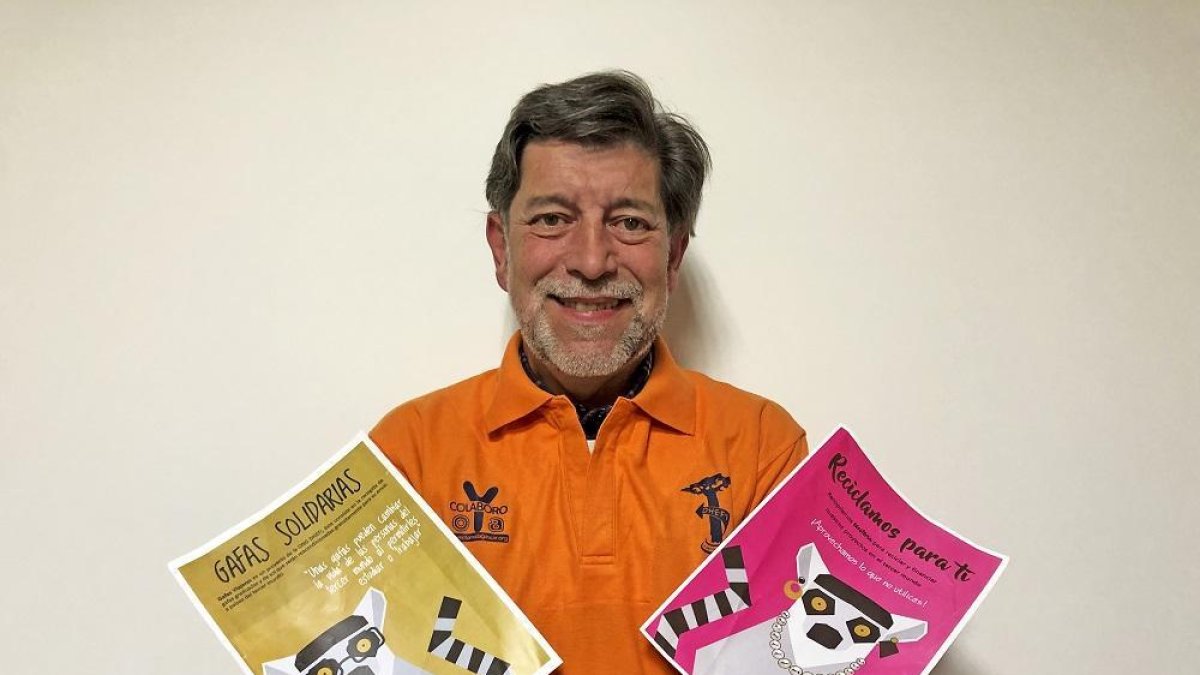 Koldo Díez, con los carteles de dos de las iniciativas solidarias de la ONG Proyecto Madagascar DHEFI.-ARGICOMUNICACIÓN
