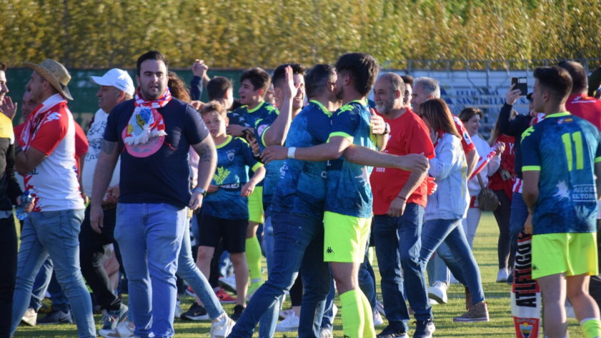 Celebración del triunfo del Atlético Tordesillas. / FCYLF