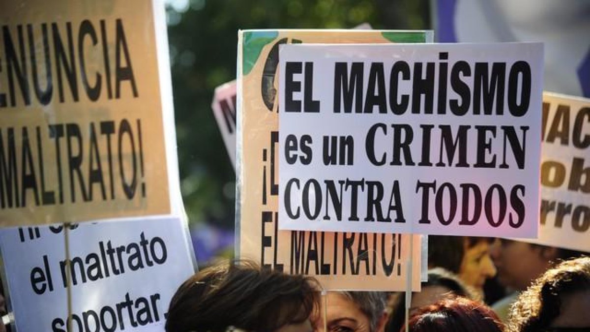 Varias pancartas contra la violencia machista en una manifestación en Madrid.-AFP