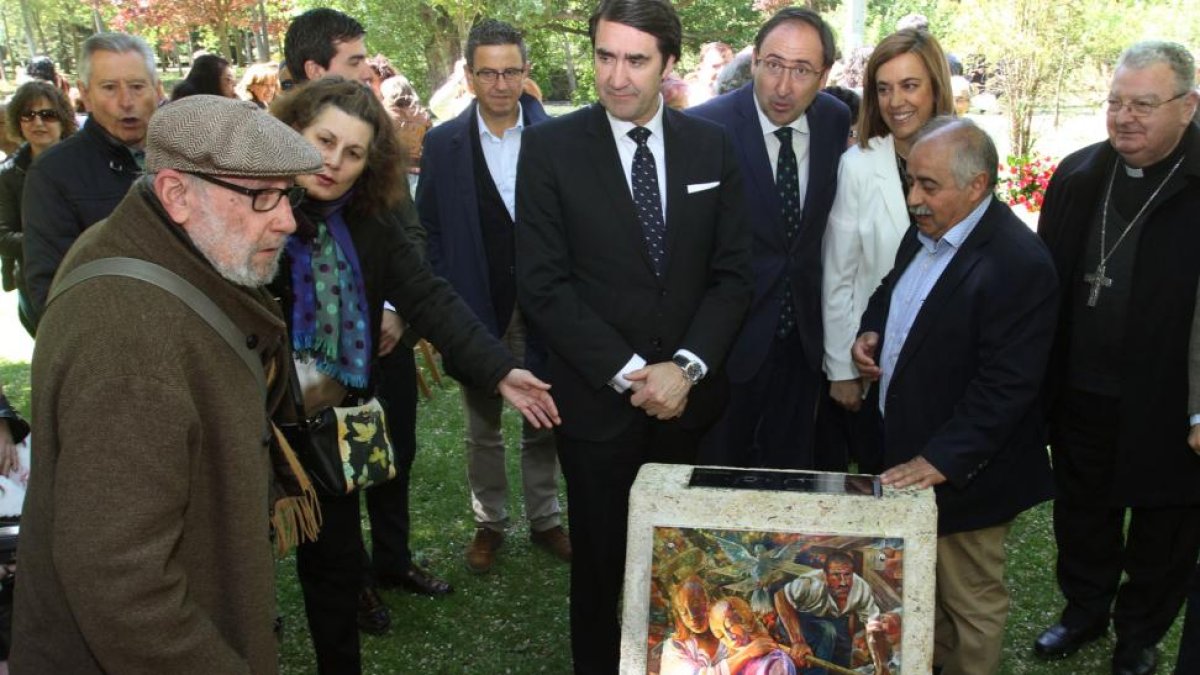 El pintor Fernando Escobar, a la izquierda, junto a Suárez-Quiñones, Polanco, Armisén, Ainsua y Herrero en los actos por el X aniversario de la explosión.-ICAL