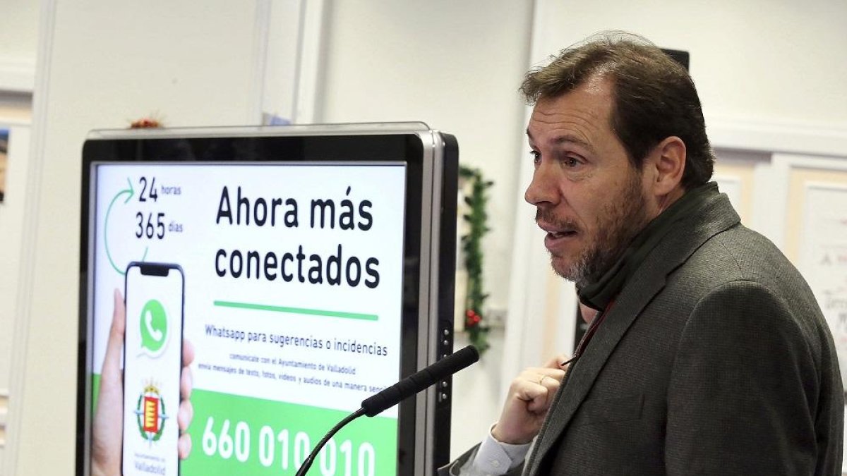El alcalde de Valladolid, Óscar Puente, en la presentación del nuevo ‘Whatsapp’ del Ayuntamiento.-ICAL