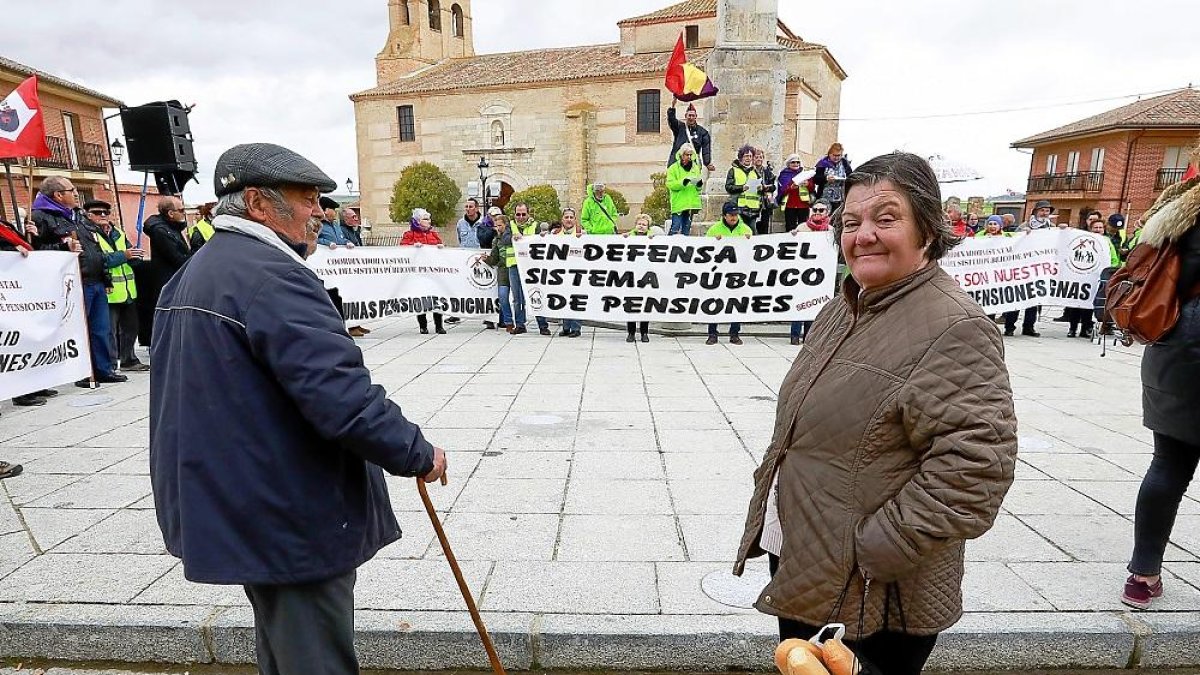 Dos vecinos de Villalar de los Comuneros delante de una protesta realizada por pensionistas.-J. M. LOSTAU