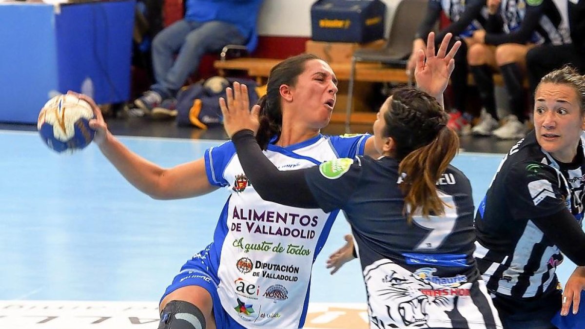 Ante las ausencias de Eli Cesáreo y María O’Mullony, Bea Puertas asumió el liderazgo ofensivo ante Málaga con siete goles.-M. Á. SANTOS