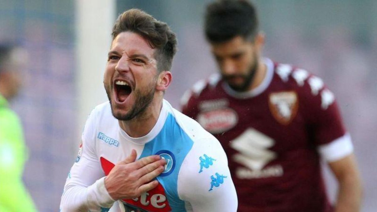 El belga Mertens celebra uno de sus cuatro goles en el Nápoles-Torino.-AFP / CARLO HERMANN