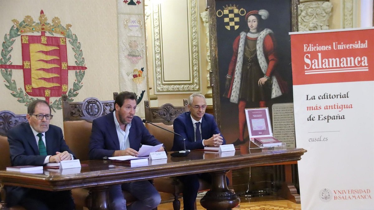 El alcalde de Valladolid, Óscar Puente, el rector de la USAL, Ricardo Rivero y el secretario general del Ayuntamiento de Valladolid, Valentín Merino en la presentación del libro escrito por éste último. - AYUNTAMIENTO DE VALLADOLID