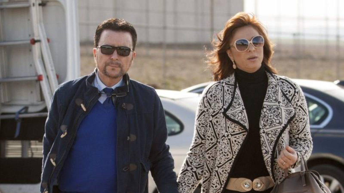 El diestro Ortega Cano, acompañado por su pareja, Ana María Aldón, a su llegada hoy a la cárcel de Zuera (Zaragoza), a donde ha regresado tras disfrutar de su segundo permiso penitenciario, y lo ha hecho