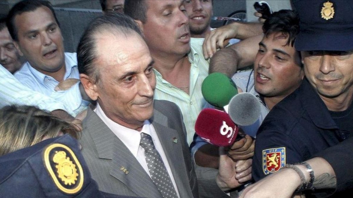 Manuel Ruiz de Lopera, a la salida de un juzgado de Sevilla, en el 2010.-EFE / JUAN FERRERAS
