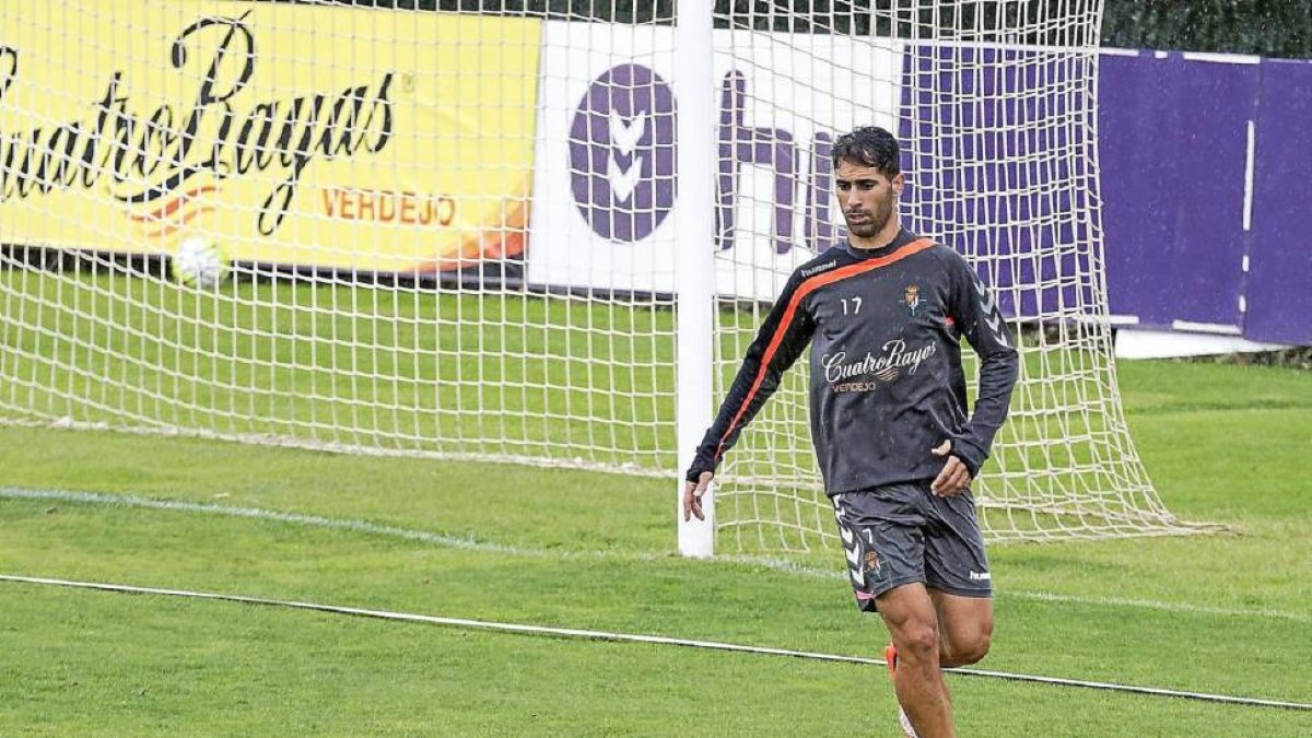 Javier Moyano se dispone a chutar durante el entrenamiento de-Miguel Ángel Santos