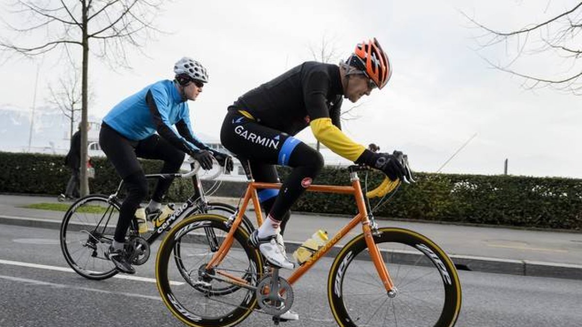 John Kerry practicando cilcismo en Lausana, el pasado 16 de marzo.-AFP