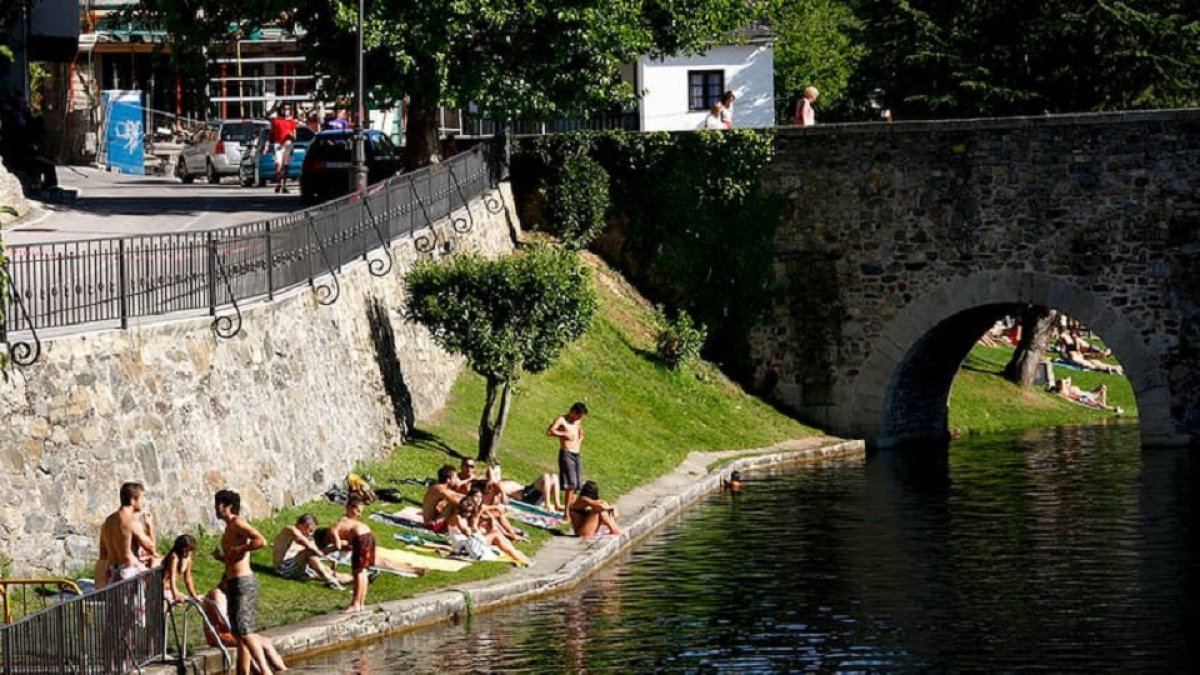 Turistas bañándose en el río Meruelo de Molinaseca (León). EM