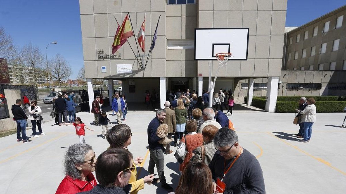 Largas colas en el exterior del I.E.S. Ordoño II durante las horas centrales de la jornada electoral en León-ICAL