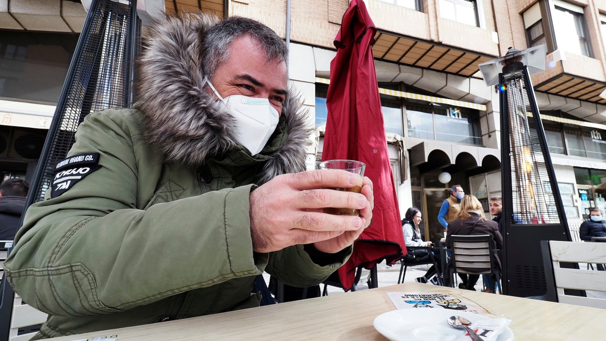 Un hombre degusta un café bien pertrechado contra el frío en una terraza de Valladolid. MIGUEL ÁNGEL SANTOS / PHOTOGENIC