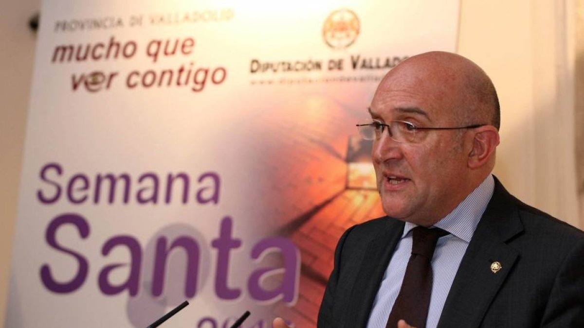 El presidente de la Diputación, Jesús Julio Carnero, durante su intervención tras reunirse con las Juntas Locales de Semana Santa-Ical