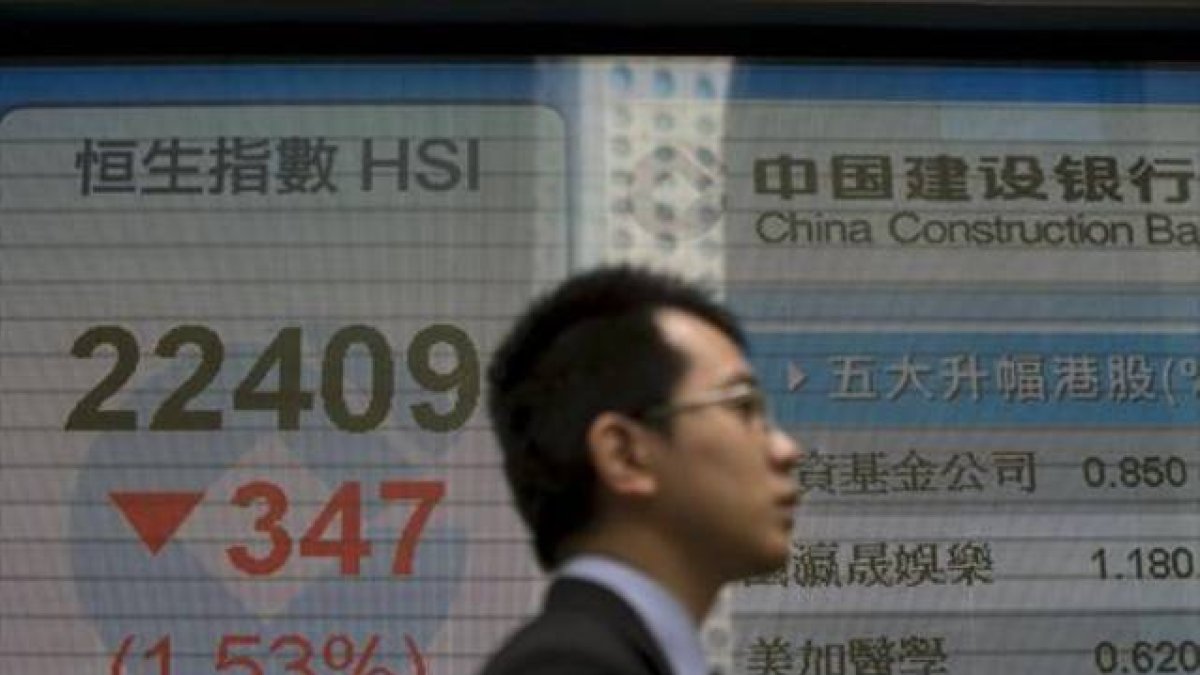 Panel con la caída de la bolsa de Hong Kong.-AGENCIAS