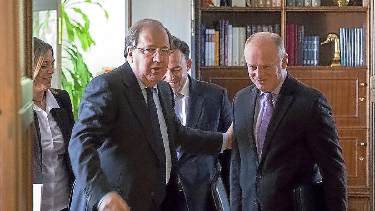 Milagros Marcos, Juan Vicente Herrera, Joan Bombardó y Kevin Line durante la reunión celebrada ayer en Valladolid.-ICAL
