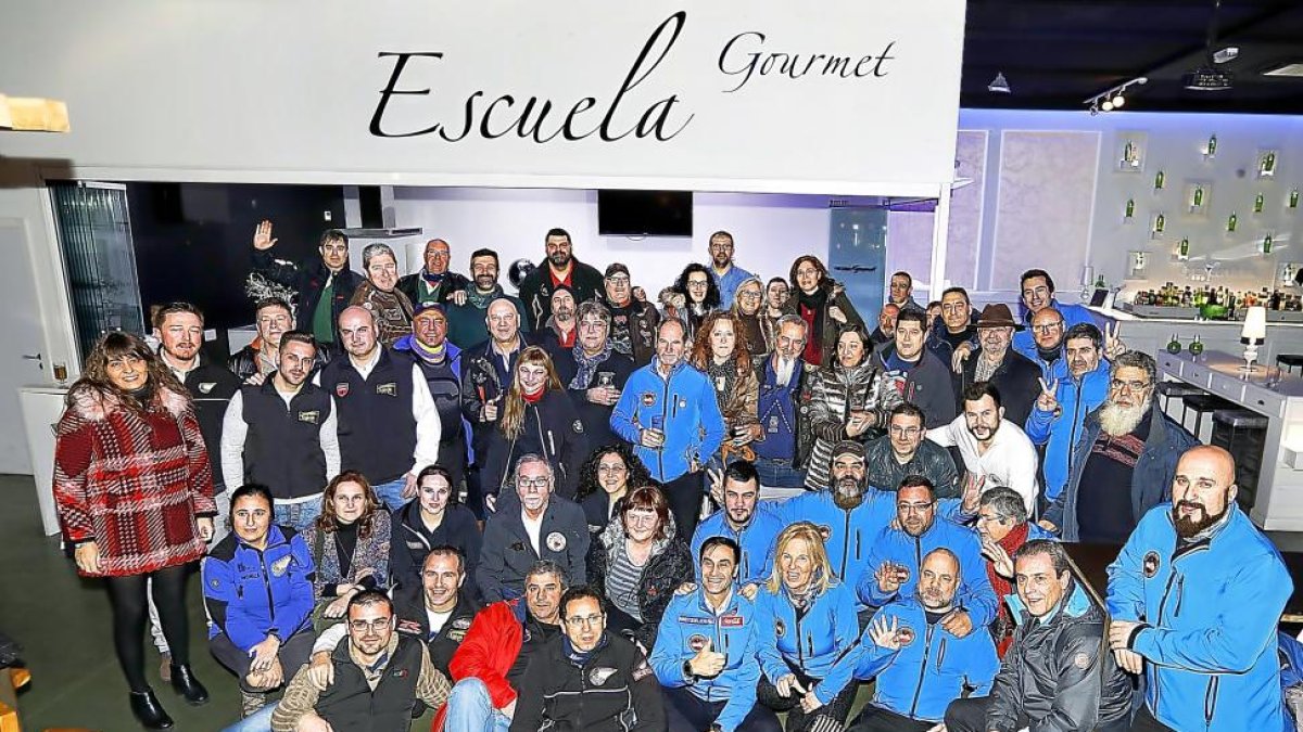 Foto de familia de miembros de la Asociación de Motoclubes de Valladolid, ayer en ‘Estacion Gourmet’.-J. M. LOSTAU