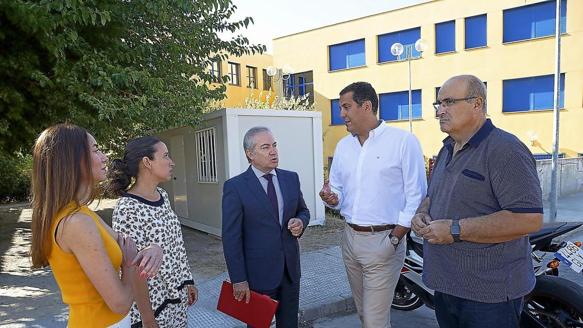 El director general de FP, en el centro, durante su visita al Instituto ‘Claudio Moyano’ de Zamora.-ICAL